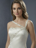 Свадебное платье прилегающего силуэта с тонкой сверкающей отделкой из кристаллов или бисера — изображение 2