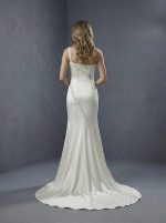 Свадебное платье прилегающего силуэта с тонкой сверкающей отделкой из кристаллов или бисера — изображение 4