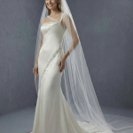 Свадебное платье прилегающего силуэта с тонкой сверкающей отделкой из кристаллов или бисера