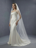 Свадебное платье прилегающего силуэта с тонкой сверкающей отделкой из кристаллов или бисера