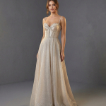 Роскошное свадебное платье А-силуэта, которое выгодно подчеркивает талию и подходит практически любому типу фигуры.