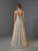 Роскошное свадебное платье А-силуэта, которое выгодно подчеркивает талию и подходит практически любому типу фигуры. — изображение 2