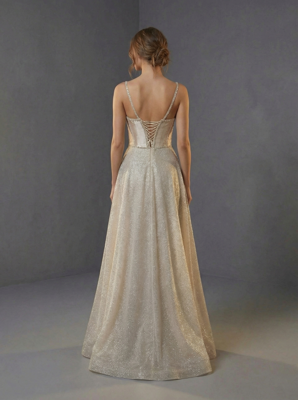 Роскошное свадебное платье А-силуэта, которое выгодно подчеркивает талию и подходит практически любому типу фигуры.