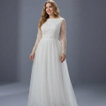 Свадебное платье выполнено в классическом стиле А-силуэта