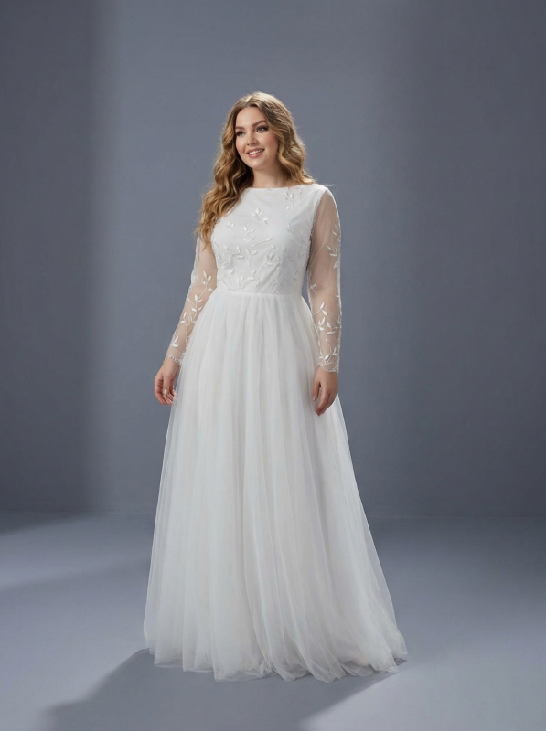 Свадебное платье выполнено в классическом стиле А-силуэта