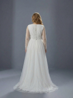 Свадебное платье выполнено в классическом стиле А-силуэта — изображение 2