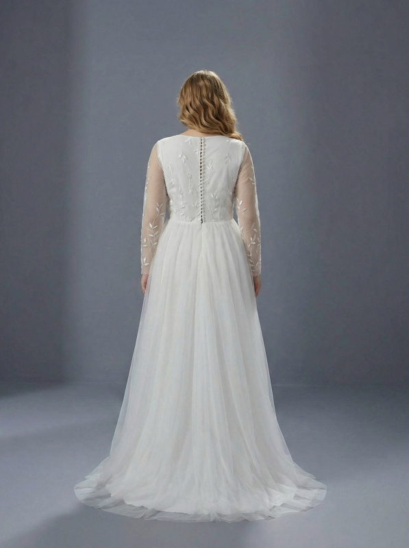 Свадебное платье выполнено в классическом стиле А-силуэта