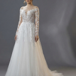 Свадебное платье выполнено в классическом А-силуэте