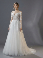 Свадебное платье выполнено в классическом А-силуэте