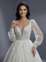 Пышное свадебное платье А-силуэта, выполненное в классическом и одновременно роскошном стиле — изображение 2