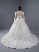 Роскошное свадебное платье в классическом стиле «принцесса» — изображение 3