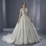 Роскошное свадебное платье королевского бального силуэта.