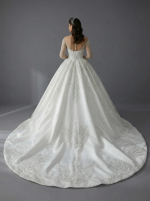 Роскошное свадебное платье в королевском стиле — изображение 3