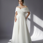 Свадебное платье с пышной, струящейся юбкой макси