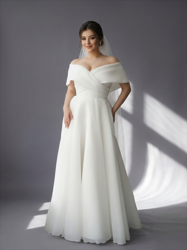 Свадебное платье с пышной, струящейся юбкой макси